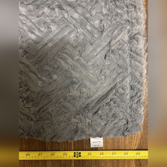 Limited edition soft gray plush throw - Picture 15 of 17